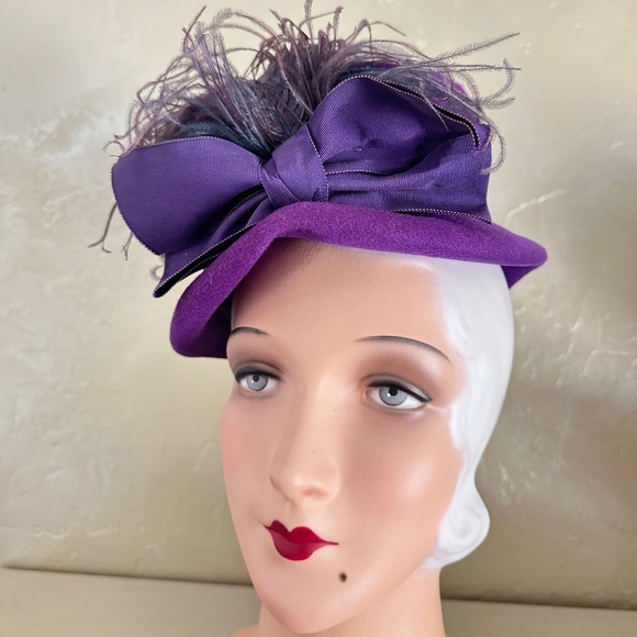 STELLAR 1940s' PURPLE HAT WITH GATHERED CROWN, GROSGRAIN TRIM + OSTRICH FEATHERS - Picture 10 of 14
